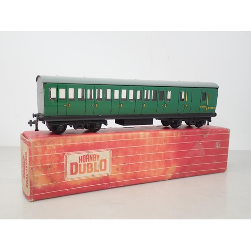 586 - Six Hornby Dublo Coaches to include; 4025 SR 1st/2nd Class Suburban Coach, 4026 SR Brake/2nd Suburba... 