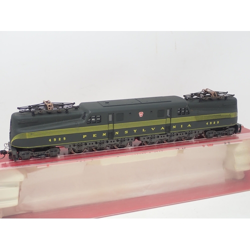 595 - AHM HO scale G.G.1. Electric Locomotive in Pennsylvania livery, boxed