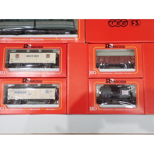 596 - Rivarossi HO scale Goods Train Set containing 1447 Ferrovie Dello Stato E.646-027 electric Locomotiv... 