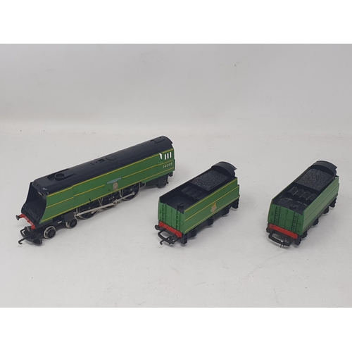 615 - Hornby 00 gauge 'Silver Link' A4 Locomotive and three 'Silver Jubilee' Coaches and a '633 Squadron' ... 