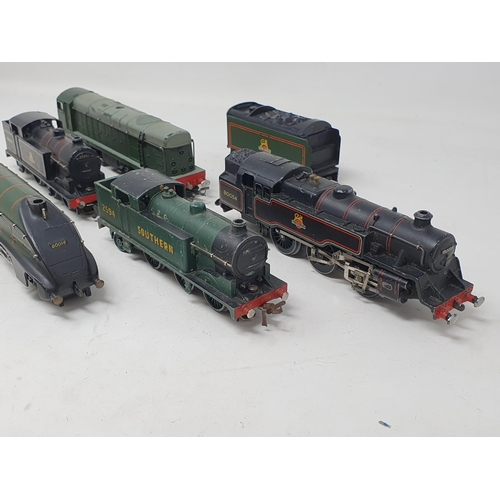 634 - Five unboxed Hornby-Dublo 3-rail Locomotives including 0-6-2T in Southern region green livery, 2-6-4... 