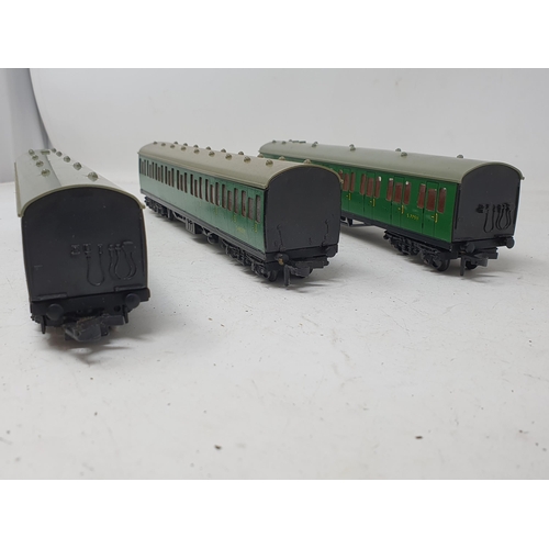 645 - Hornby Dublo Suburban DMU Power Unit with two Coaches, unboxed