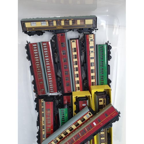 682 - Twenty assorted unboxed Hornby Dublo Coaches