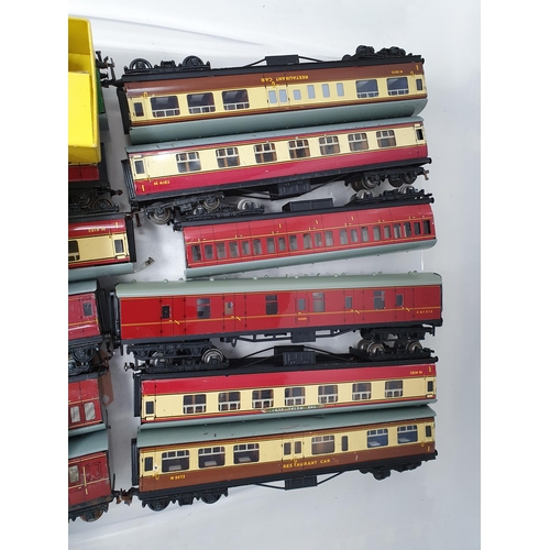 682 - Twenty assorted unboxed Hornby Dublo Coaches