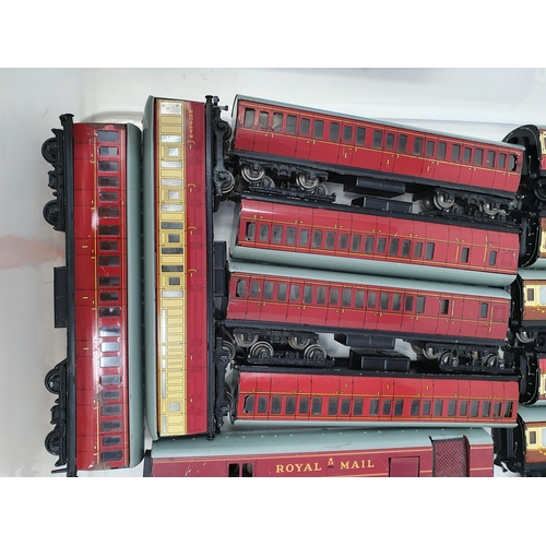 684 - Box containing twenty unboxed Hornby Dublo Coaches