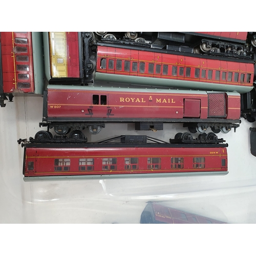 684 - Box containing twenty unboxed Hornby Dublo Coaches