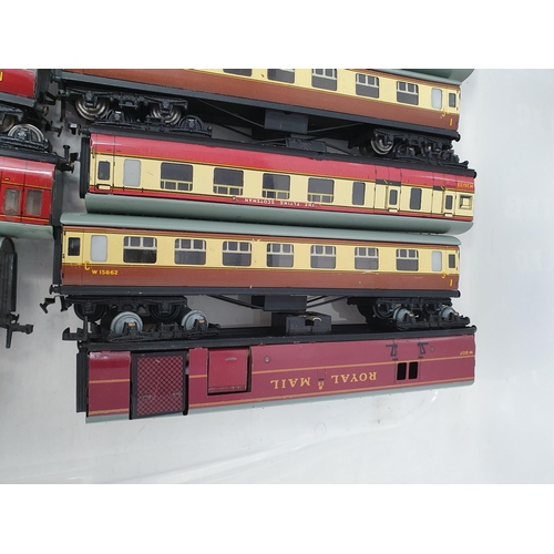 684 - Box containing twenty unboxed Hornby Dublo Coaches