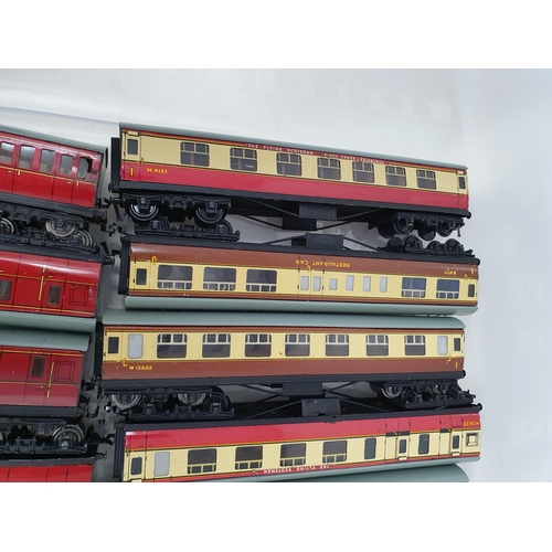 684 - Box containing twenty unboxed Hornby Dublo Coaches