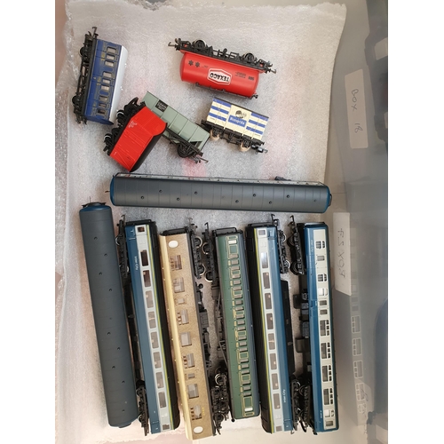 700 - A box of Hornby 00 gauge Coaches and Wagons, mainly unboxed