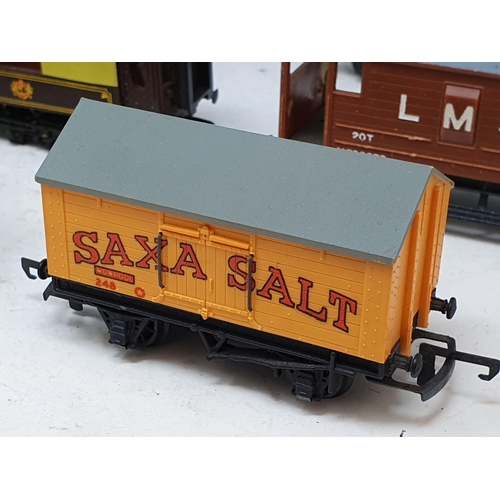 713 - An unboxed Wrenn 00 gauge Brighton Belle Pullman and six unboxed Wrenn Wagons