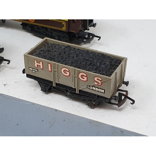 713 - An unboxed Wrenn 00 gauge Brighton Belle Pullman and six unboxed Wrenn Wagons