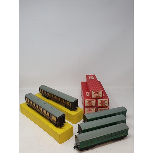 714 - Four boxed Hornby Dublo 4025 SR Suburban Coaches, three unboxed SR Suburban Coaches, a boxed 4013 Co... 