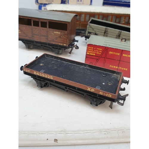 723 - A box of boxed and unboxed Hornby Dublo 3-rail Wagons