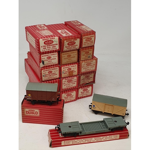 729 - Twenty three boxed Hornby Dublo 2-rail Wagons