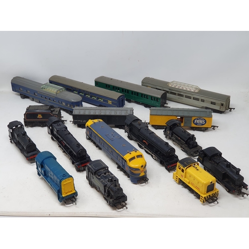 747 - A box of Triang 00 gauge Locomotives and Rolling Stock, many A/F and incomplete, some boxed