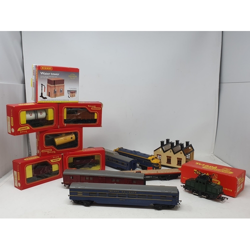 748 - Box of boxed and unboxed Triang 00 and HO Rolling Stock