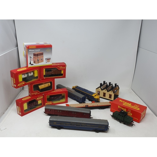 748 - Box of boxed and unboxed Triang 00 and HO Rolling Stock