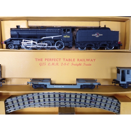 12 - Hornby Dublo G25 2-8-0 Freight Set in mint condition, has been lightly run. Box base in superb condi... 