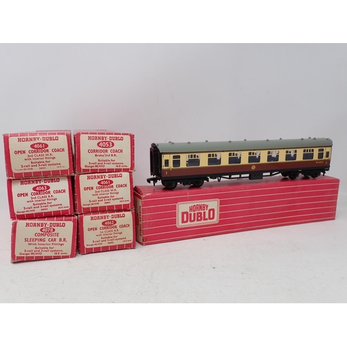 39 - Seven boxed Hornby Dublo 2-rail Coaches. 4050, 4053, 4054, 4060, 4075 and 2x 4078. All Ex plus to ne... 