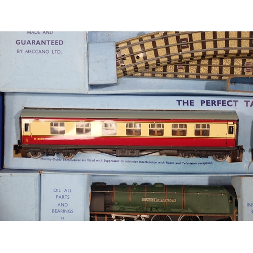 40 - Hornby Dublo EDP12 'Duchess of Montrose' matt Passenger Set, contents in mint condition, box in exce... 