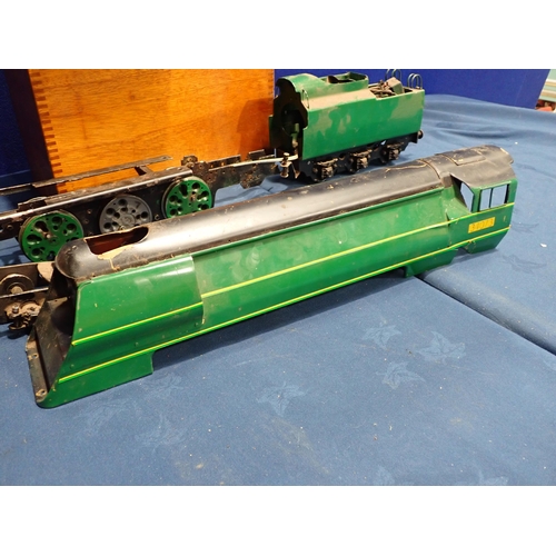 306 - A part built gauge 1 Merchant Navy Class Locomotive, with body, chassis, wheels and tender, and a 2 ... 