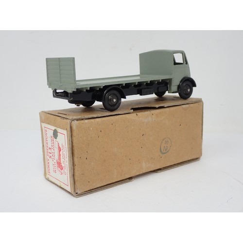 402 - Dinky Supertoys 513 Guy Flat Truck with grey body and black chassis, boxed