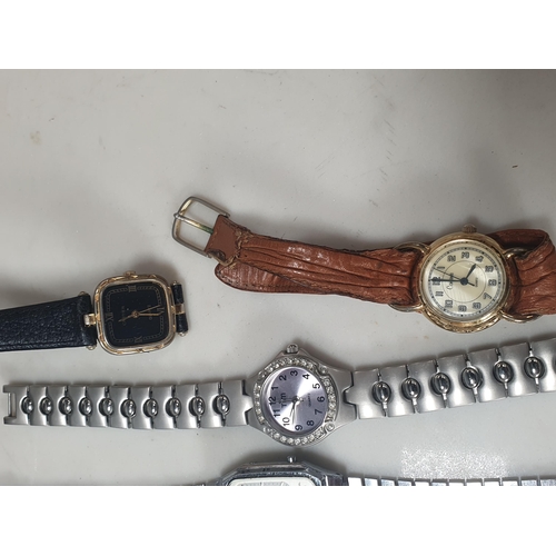 221 - A quantity of Ladies and Gents Wristwatches