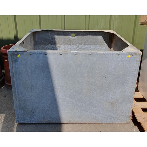 511 - A large galvanised tin Water Tank, 3ft 6in x 2ft 9in x 2ft 5in