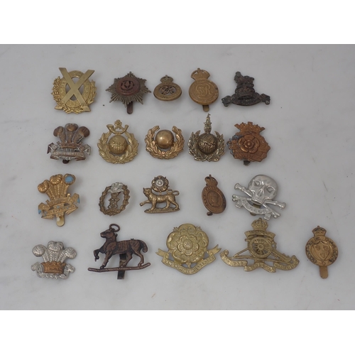 1175 - Approximately 100 British Army Cap, Shoulder and other Badges