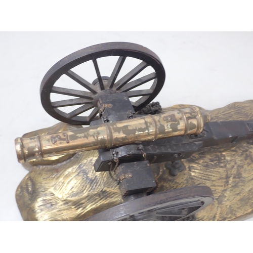 1181 - A well built scale Model of a 19th Century Royal Artillery Field Cannon with wooden wheels and carri... 