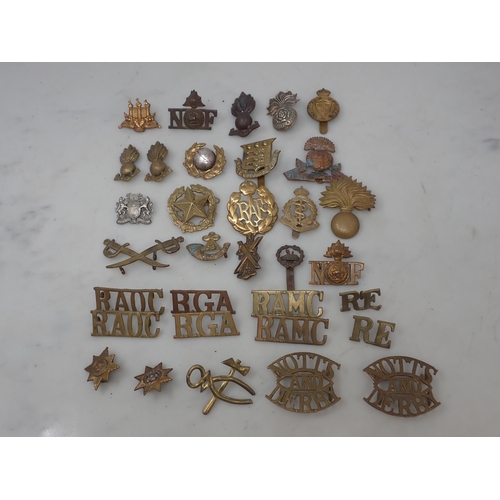 1175 - Approximately 100 British Army Cap, Shoulder and other Badges