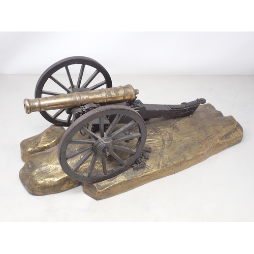 1181 - A well built scale Model of a 19th Century Royal Artillery Field Cannon with wooden wheels and carri... 