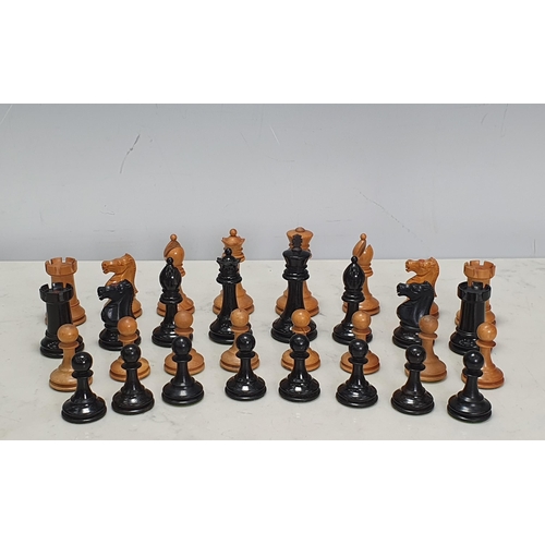 407 - A good quality box wood and ebony complete Chess Set, possibly Jaques Staunton or Frank H Ayres, wit... 