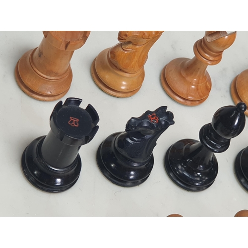 407 - A good quality box wood and ebony complete Chess Set, possibly Jaques Staunton or Frank H Ayres, wit... 