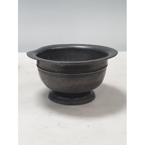 480 - A pair of antique pewter small Bowls with reeded bands, London touchmarks 4 3/4in D