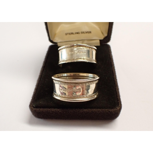 98 - A pair of modern silver Napkin Rings, London 1985, cased