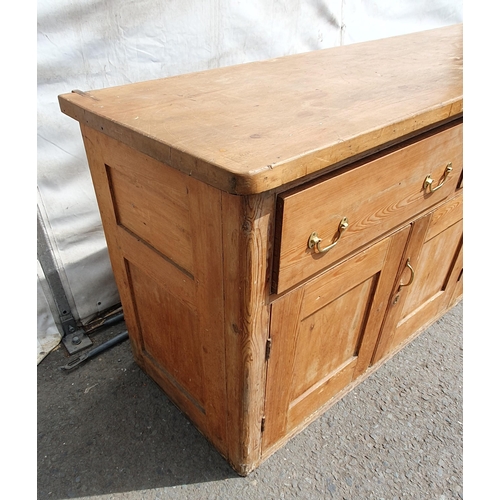 472 - A large Pitch Pine kitchen unit fitted three large drawers above four cupboard doors H3ft 3