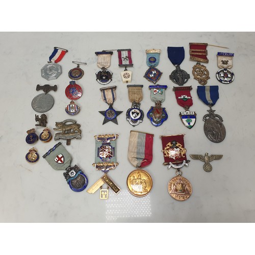 396 - A collection of mainly Masonic Interest jewels, medals & badges, to include two 9ct gold examples al... 