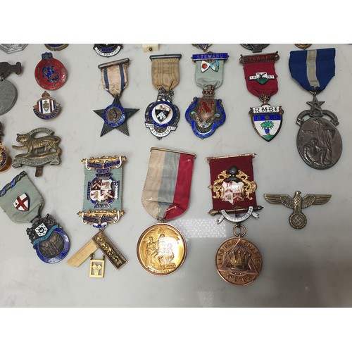 396 - A collection of mainly Masonic Interest jewels, medals & badges, to include two 9ct gold examples al... 