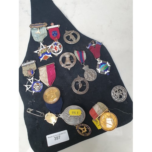 397 - A quantity of Masonic Jewels & medals to include two examples with 9ct gold collars along with Scott... 