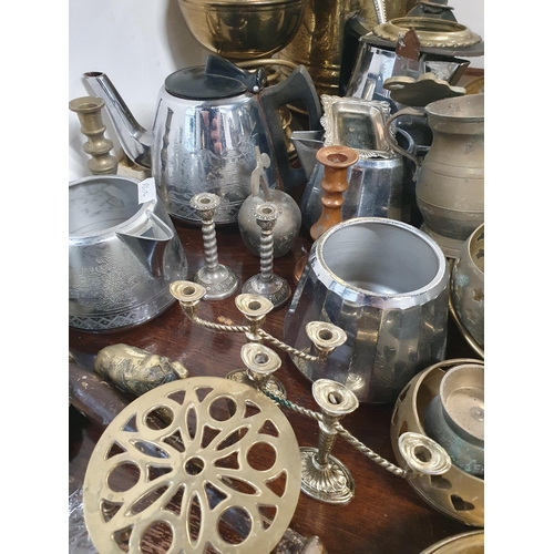 239 - A quantity of brassware including a Stick Stand, a Lamp, a Jug, Tankards, etc, (R6)