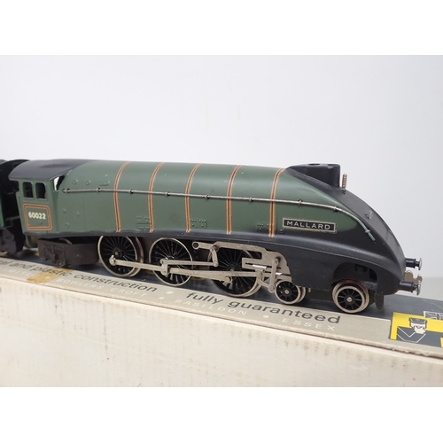 165 - Wrenn 00 gauge W2211 A4 'Mallard'  Locomotive in BR green livery, boxed