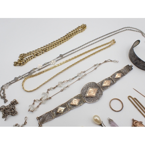 207 - A small collection of Costume Jewellery