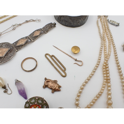 207 - A small collection of Costume Jewellery