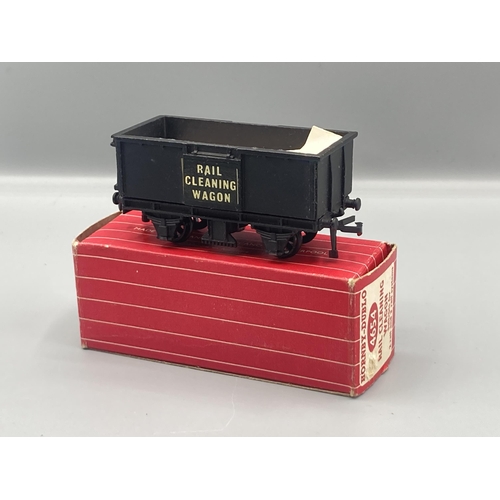 1 - Hornby Dublo rare 4654 Rail Cleaning Wagon in mint condition with two filter plugs and instructions,... 