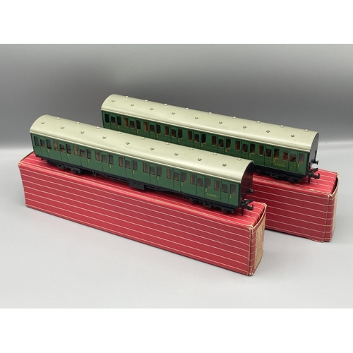 28 - Pair of Hornby Dublo 4081 S.R. Suburban Coaches in mint condition, both 2nd Class, have been lightly... 