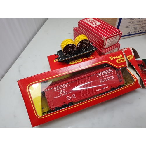 413 - A box of Hornby Dublo and Triang including 2207 0-6-0T (A/F), boxed 4620 Breakdown Crane, two Marsha... 