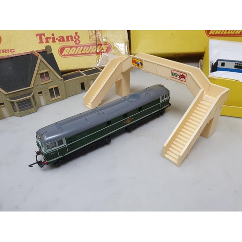 480 - A boxed Triang TT gauge T.4 part Goods Set, a boxed T.32 Island Platform Set, a rake of four unboxed... 