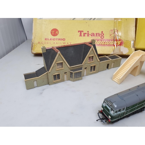 480 - A boxed Triang TT gauge T.4 part Goods Set, a boxed T.32 Island Platform Set, a rake of four unboxed... 