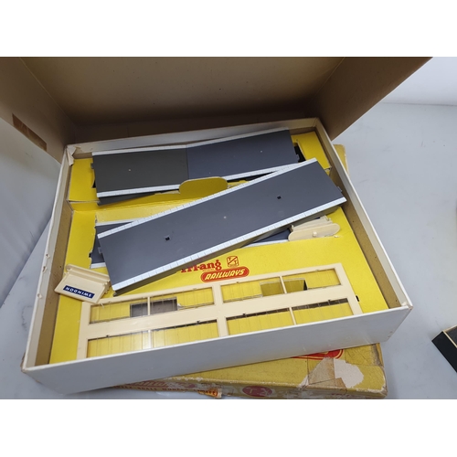 480 - A boxed Triang TT gauge T.4 part Goods Set, a boxed T.32 Island Platform Set, a rake of four unboxed... 